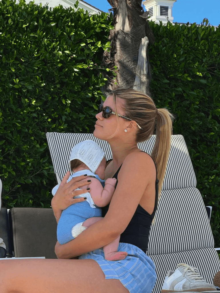 Inspirată de maternitate, Sofia Richie Grainge lansează SRG — o linie minimalistă ce îmbină eleganța, confortul și feminitatea autentică.
