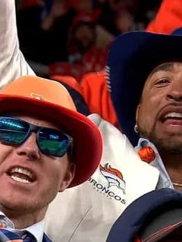 Frații Broncos transformă meciurile din Denver într-un spectacol de modă, purtând costume portocalii și albastre pline de stil.