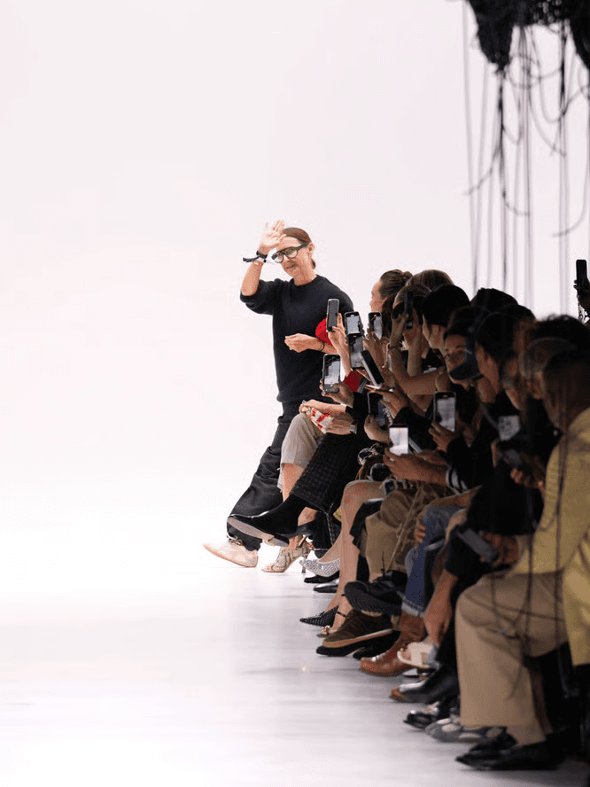 Deși talentate și influente, femeile designer sunt tot mai rare în poziții de top, în timp ce bărbații domină marile case de modă.