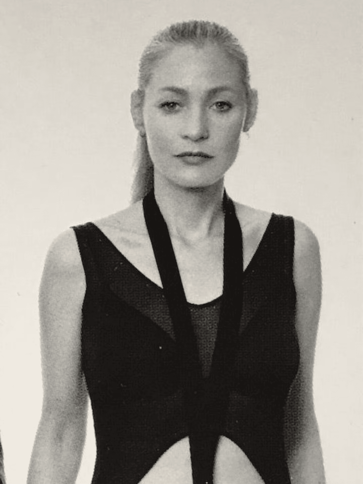 Stilista britanică Melanie Ward, figură emblematică a anilor ’90 și colaboratoare a lui Helmut Lang, a murit după o luptă cu cancerul.