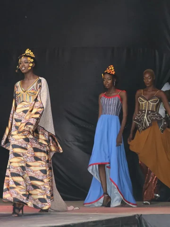 O defilare plină de culoare la Timbuktu reunește designeri și modele pentru a celebra cultura, unitatea și speranța în pace.
