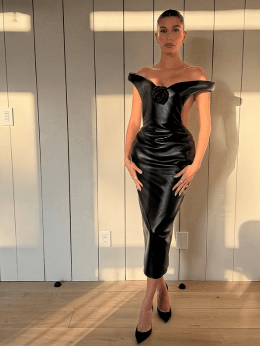 Hailey Bieber a atras toate privirile la Vogue World 2025 din Hollywood, purtând o rochie Mugler neagră cu spatele gol, lângă Miley Cyrus.