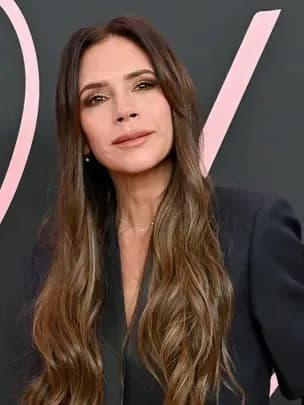 Victoria Beckham povestește cum brandul ei a fost la un pas de faliment și cum a reușit să-l salveze prin curaj și disciplină.