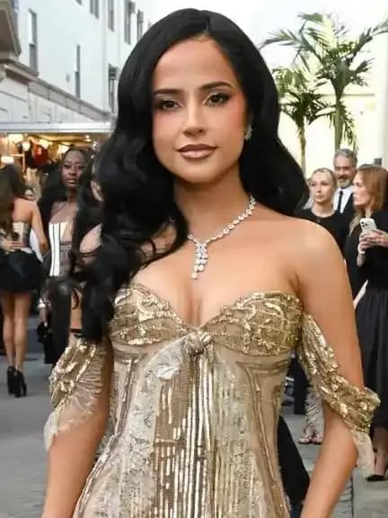 Becky G a strălucit într-o rochie aurie Georges Chakra la Vogue World 2025, fiind aclamată drept regina Los Angelesului.