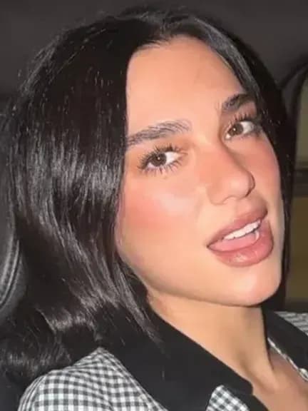 Dua Lipa a uimit cu un outfit în blazer fără top și momente elegante din New York, cucerind fanii pe Instagram.