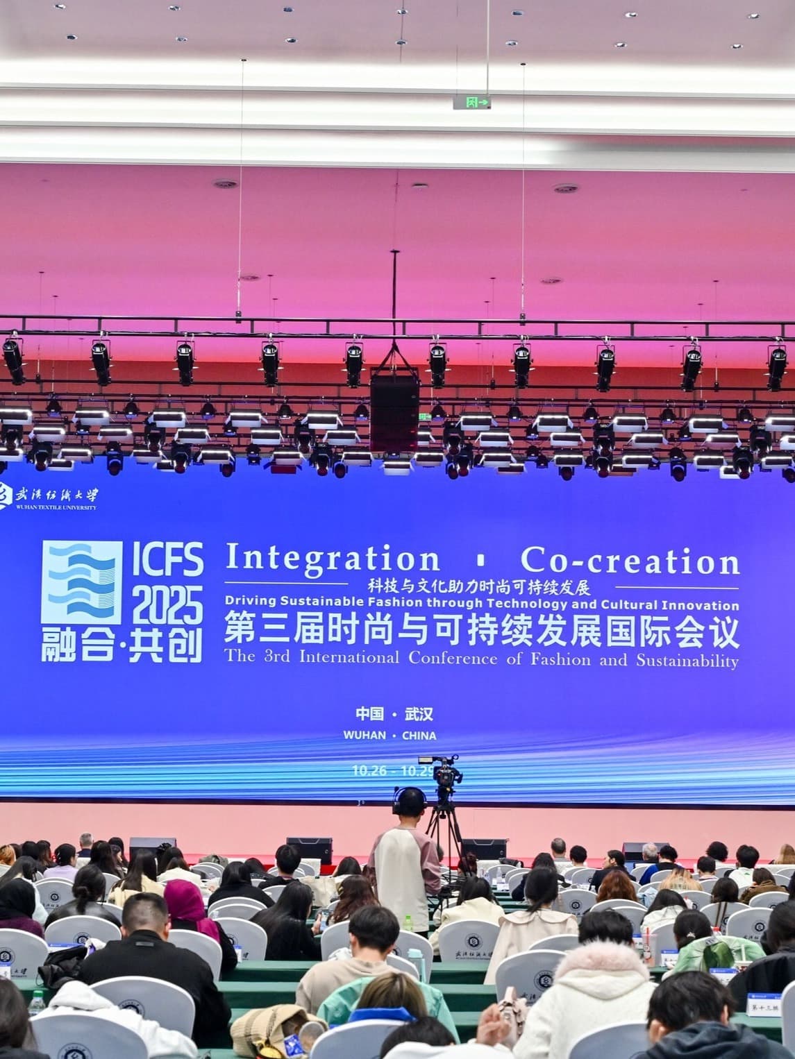 ICFS 2025 de la Wuhan a reunit experți internaționali care au discutat despre materiale inovatoare, modă verde și design sustenabil.