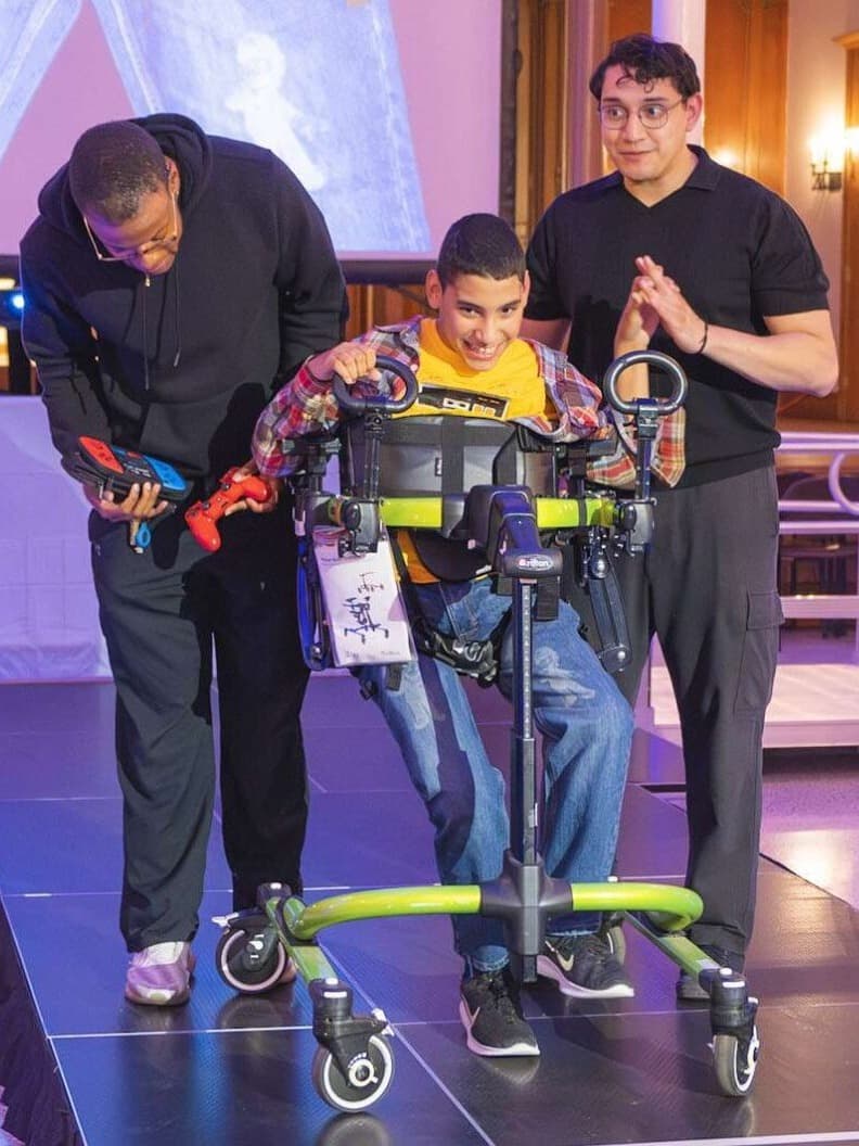 Studenții de la Universitatea din Iowa au creat haine adaptive pentru copii cu dizabilități, combinând confortul, stilul și inovația.