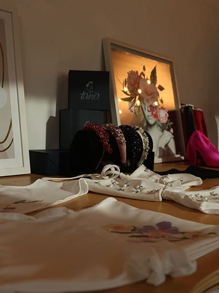 Stoi’s Design Co. creează modă gender-neutral personalizată, unind arta, sustenabilitatea și libertatea de exprimare.