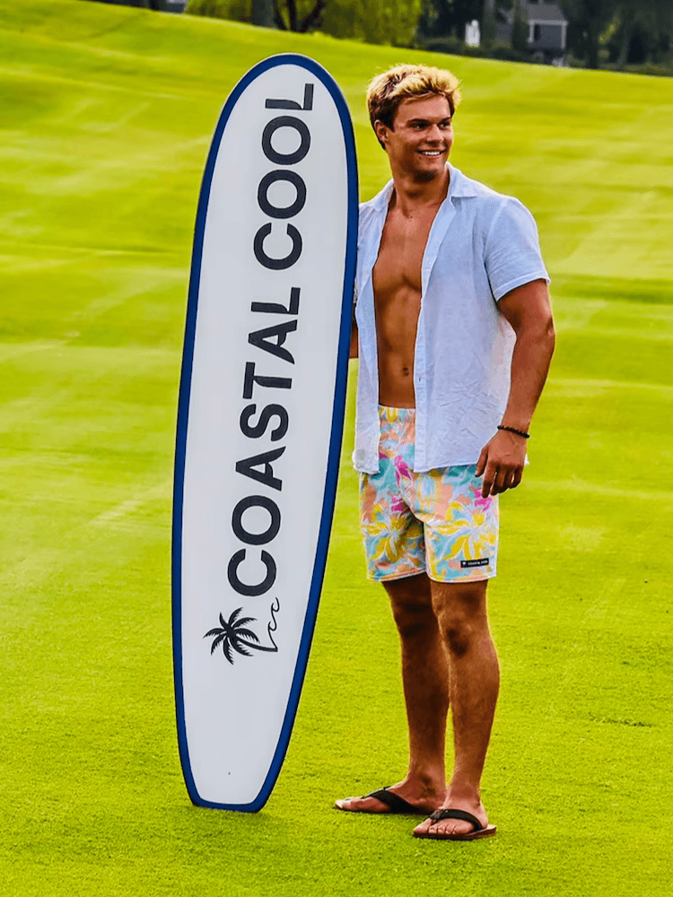 La 18 ani, Holden Bierman conduce Coastal Cool, un brand sustenabil care transformă plasticul oceanic în costume de baie moderne și ecologice.