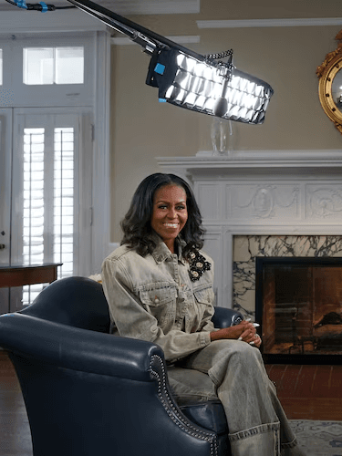 În „The Look”, Michelle Obama povestește cum moda a devenit pentru ea un mijloc de exprimare a incluziunii, identității și libertății.