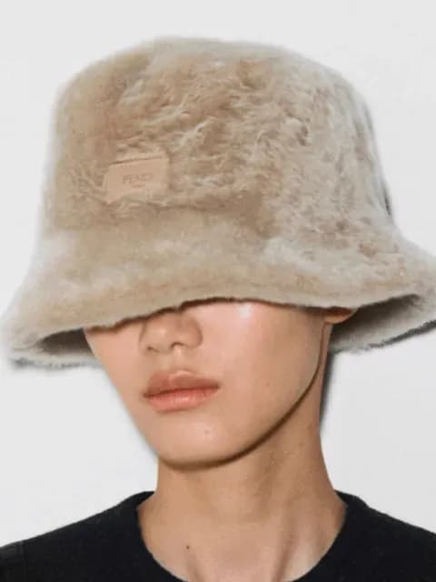 Află noutățile modei din noiembrie 2025: colecții Dior și Fendi, colaborări surprinzătoare, capsule festive și tendințe de sezon.
