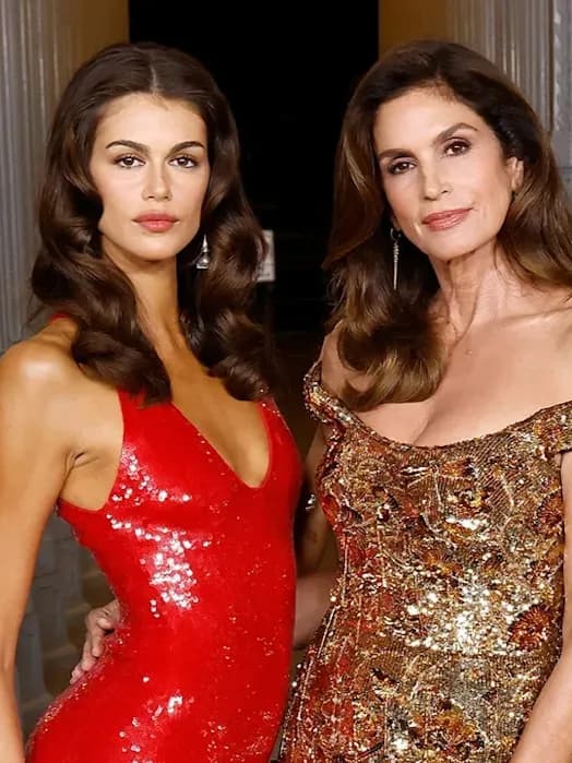 Cindy Crawford și fiica ei Kaia Gerber au impresionat la gala LACMA 2025 în rochii Gucci, demonstrând că eleganța este moștenire de familie.
