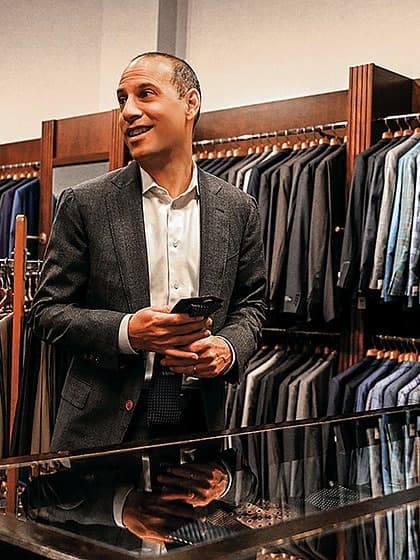 De la costume la trendul „older brother core”, bărbații din Chattanooga redescoperă moda prin încredere, confort și expresie personală.