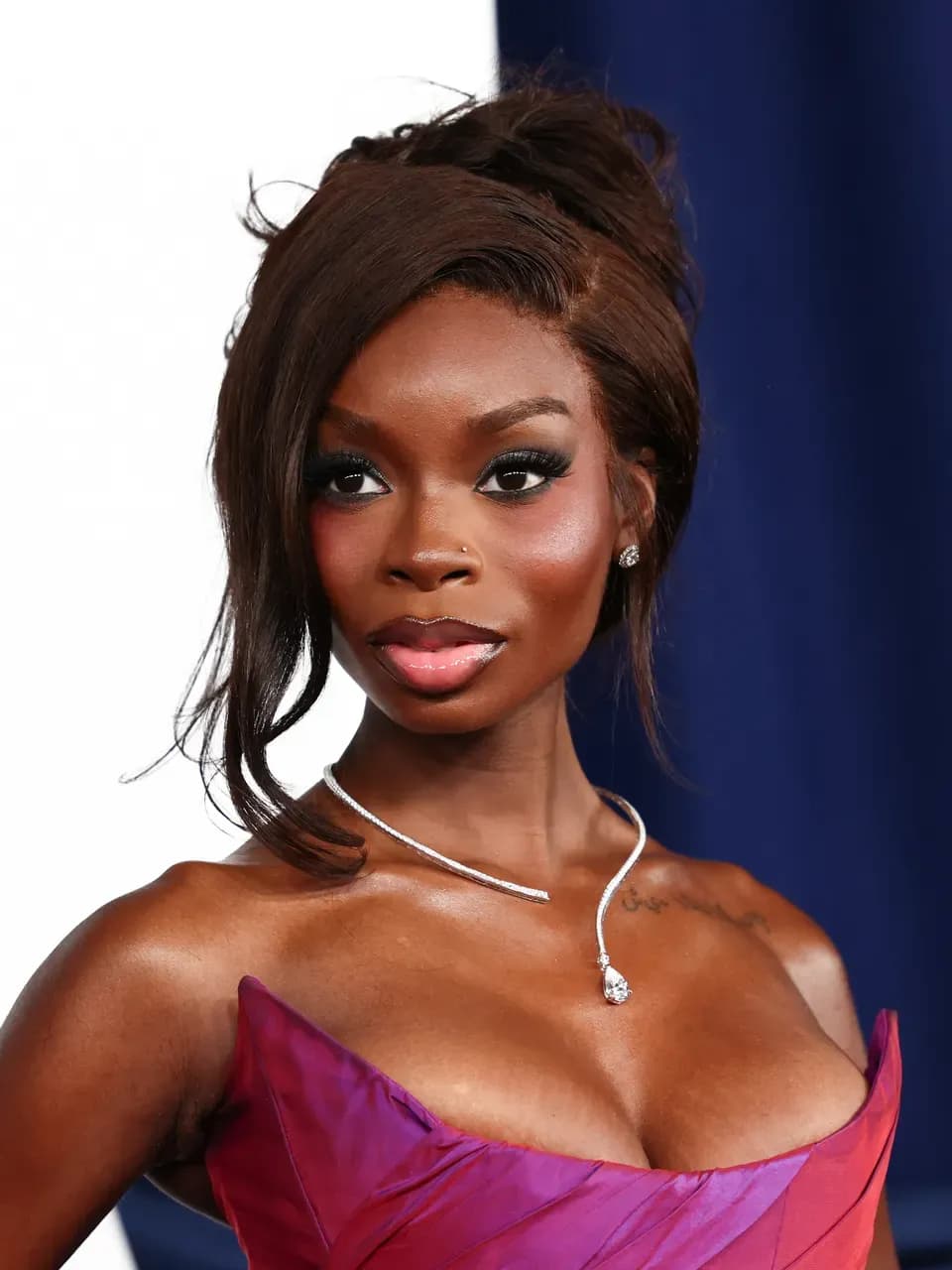 La gala Glamour Women of the Year, Olandria Carthen în mătase fucsia lansează tendința tonurilor de fructe de pădure pentru iarna 2025.