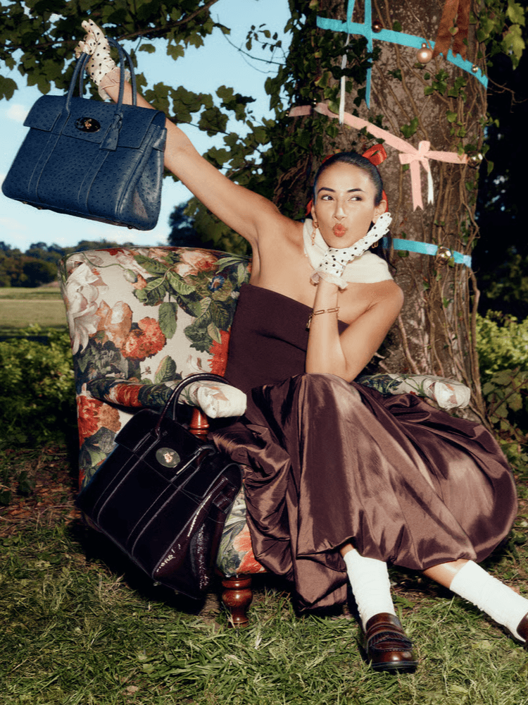 Brandurile de lux celebrează 2025 cu eleganță și nostalgie. Prada, Coach, Mulberry, Boss, Ferragamo, Tommy Hilfiger și Max Mara aduc magia sezonului.