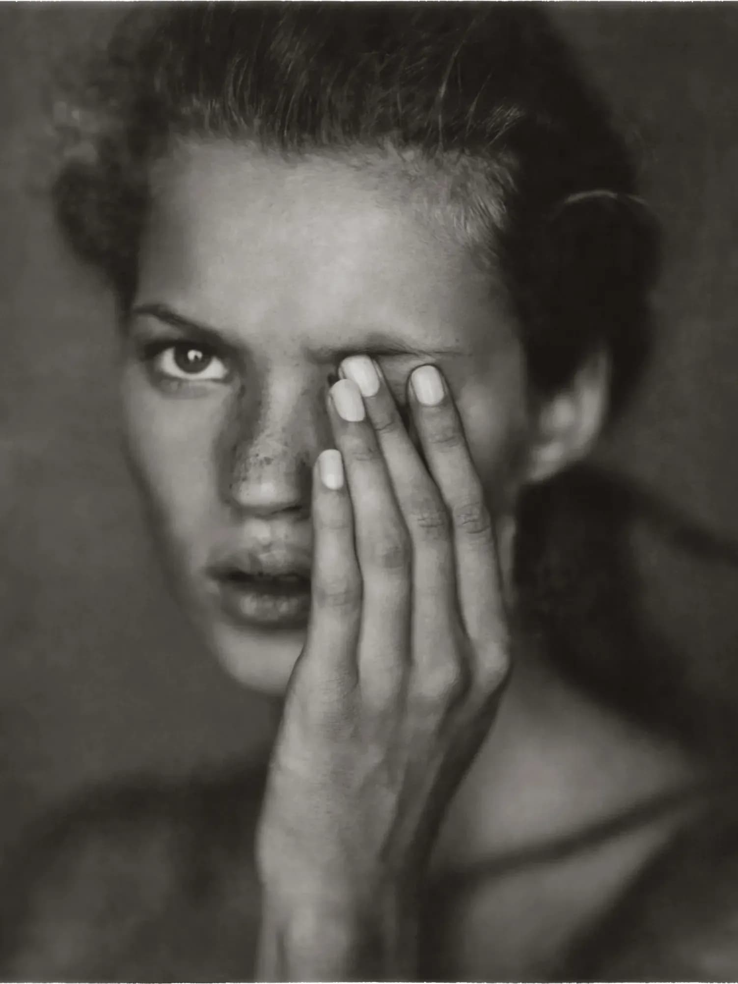 Fotograful Paolo Roversi transformă accidentele în frumusețe, creând Polaroiduri pline de lumină, emoție și intimitate atemporală.
