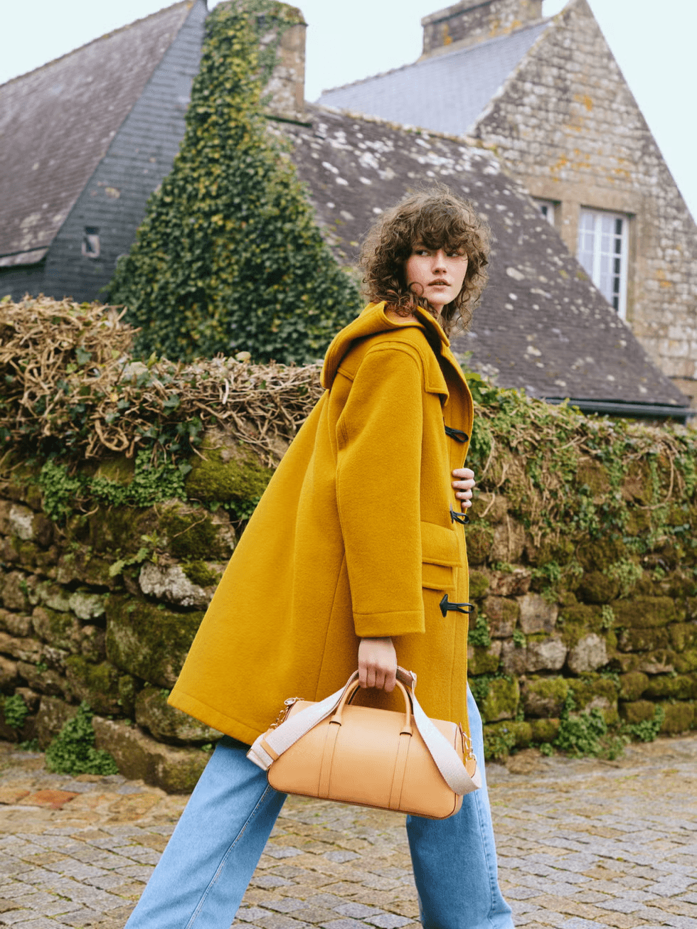 Colecția Longchamp toamnă-iarnă 2025 aduce un omagiu tradiției britanice printr-o colaborare rafinată cu Gloverall.
