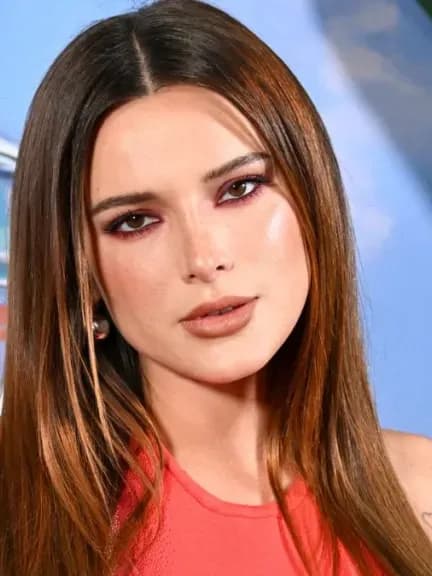 Bella Thorne a cucerit Instagram cu o rochie roșie îndrăzneață, detalii elegante și o atitudine plină de încredere.