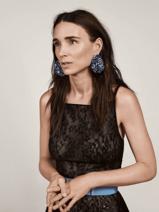 Givenchy prezintă noua campanie a lui Sarah Burton cu Rooney Mara și Paul Simonon într o poveste despre prietenie măiestrie și lux modern.