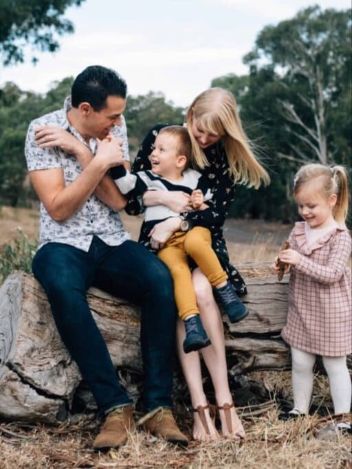 Discover how to plan perfect outfits for your family photoshoot with colors, textures and styling tips that create harmony and timeless images.