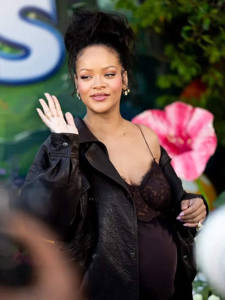 Rihanna prezintă breton emo foarte lung și un trench negru din piele creând un look gotic inspirat de estetica filmelor Matrix.