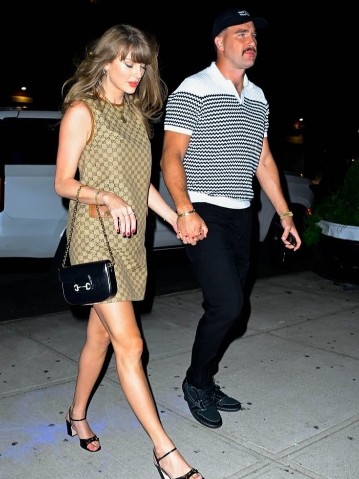Taylor Swift și Travis Kelce primesc critici online pentru ținute considerate nepotrivite stârnind un amplu val de reacții și dezbateri.