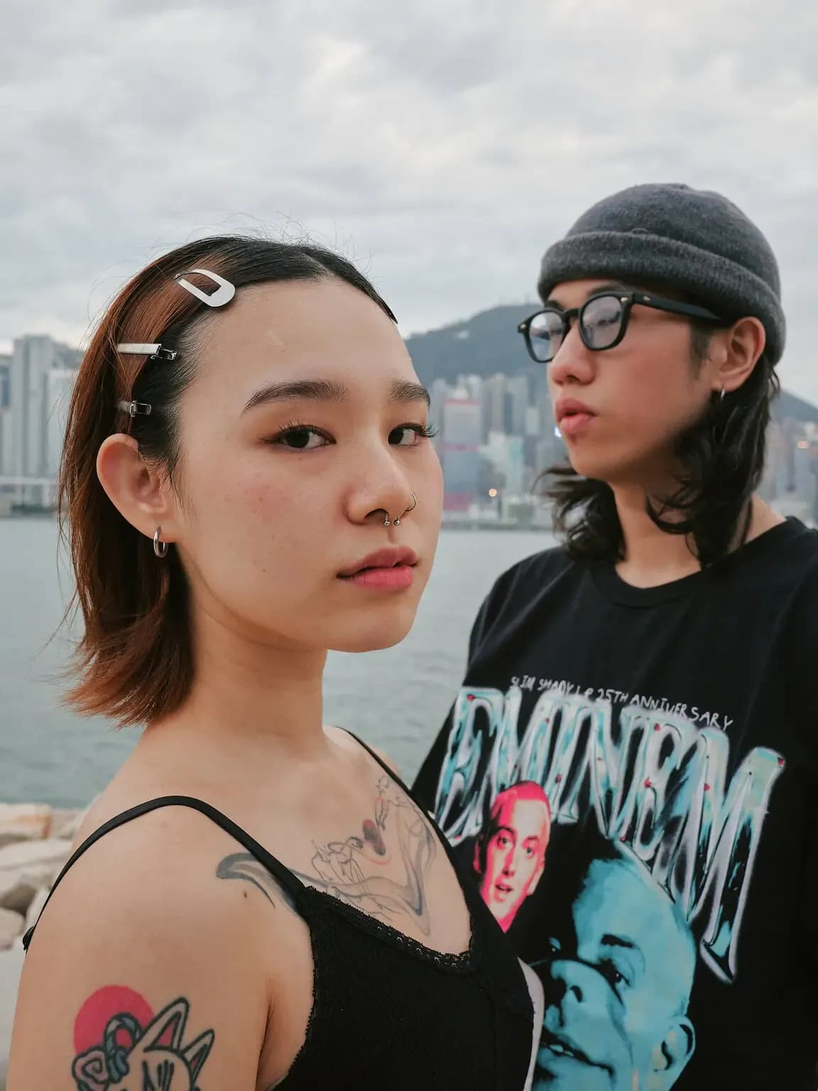 Hongkong łączy styl mieszkańców, ekspatów i turystów, tworząc tętniącą życiem modę uliczną pełną kontrastów i miejskiej energii.