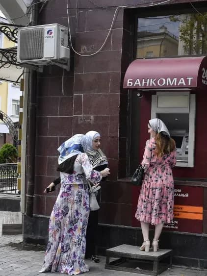 Czeczenia ogranicza strój kobiet, zakazując „męskich” detali i naciskając na noszenie chust, wywołując debatę o wolności.