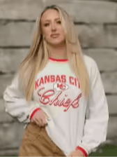 Brittany Mahomes debiutuje z kolekcją Chiefs, gdy Kansas City walczy o play-offy, łącząc styl z futbolem NFL.