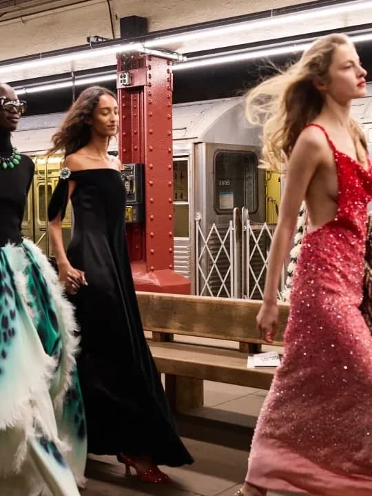 Pokaz Métiers d’Art 2026 Chanel w metrze Nowego Jorku połączył rzemiosło, chaos miasta i ponadczasową elegancję.