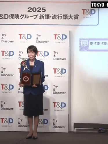 Pierwsza premier Japonii łączy surową etykę pracy z wpływem modowym, inspirując kobiety stylem, determinacją i nowym modelem przywództwa.