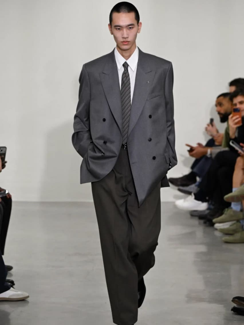 Paul Smith представив чоловічу колекцію осінь 2026, переосмисливши архівні образи 1970–1980-х років через призму розслабленого тейлорингу та класики.
