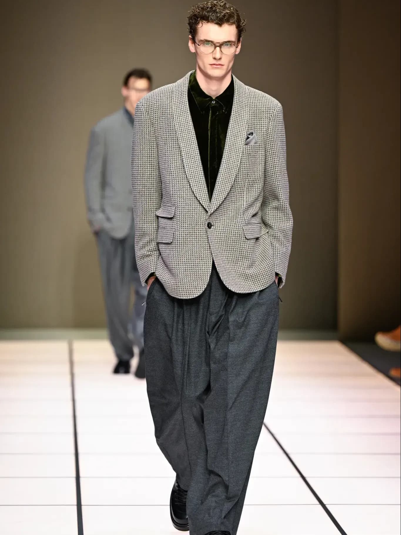 Giorgio Armani представив чоловічу колекцію осінь 2026 у Мілані, зробивши ставку на м’який крій, оксамит, тональні образи та спадковість.
