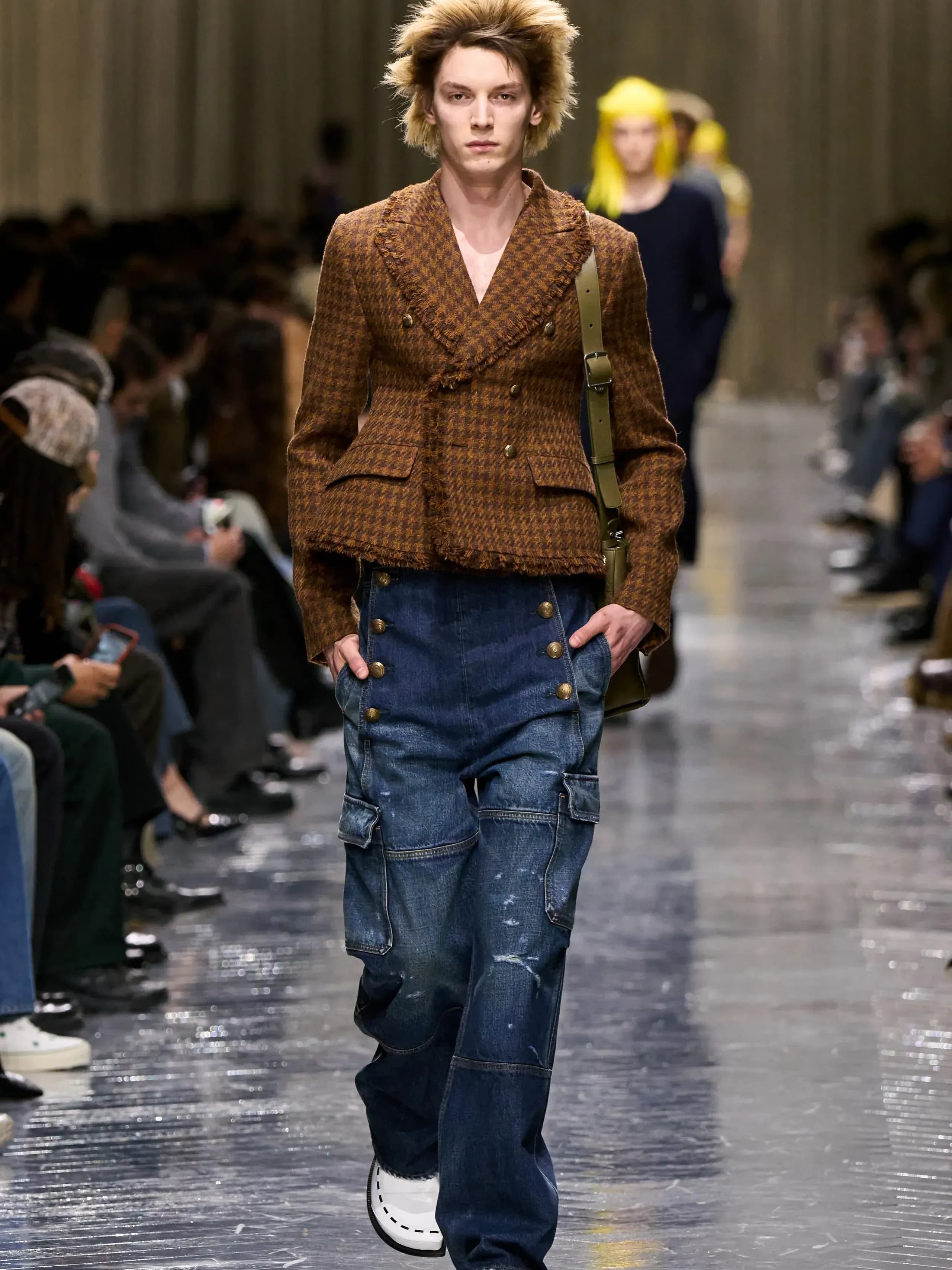 Dior представив чоловічу колекцію FW26 у Парижі, де Джонатан Андерсон поєднав архітектурний крій, ексцентричність і вуличну енергію.
