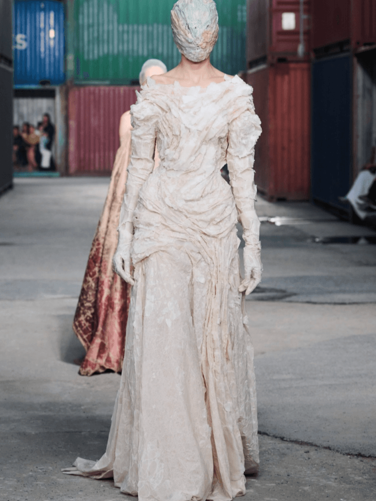 Maison Margiela шокує Шанхай футуристичною високою модою та підтверджує домінування Азії у світі моди