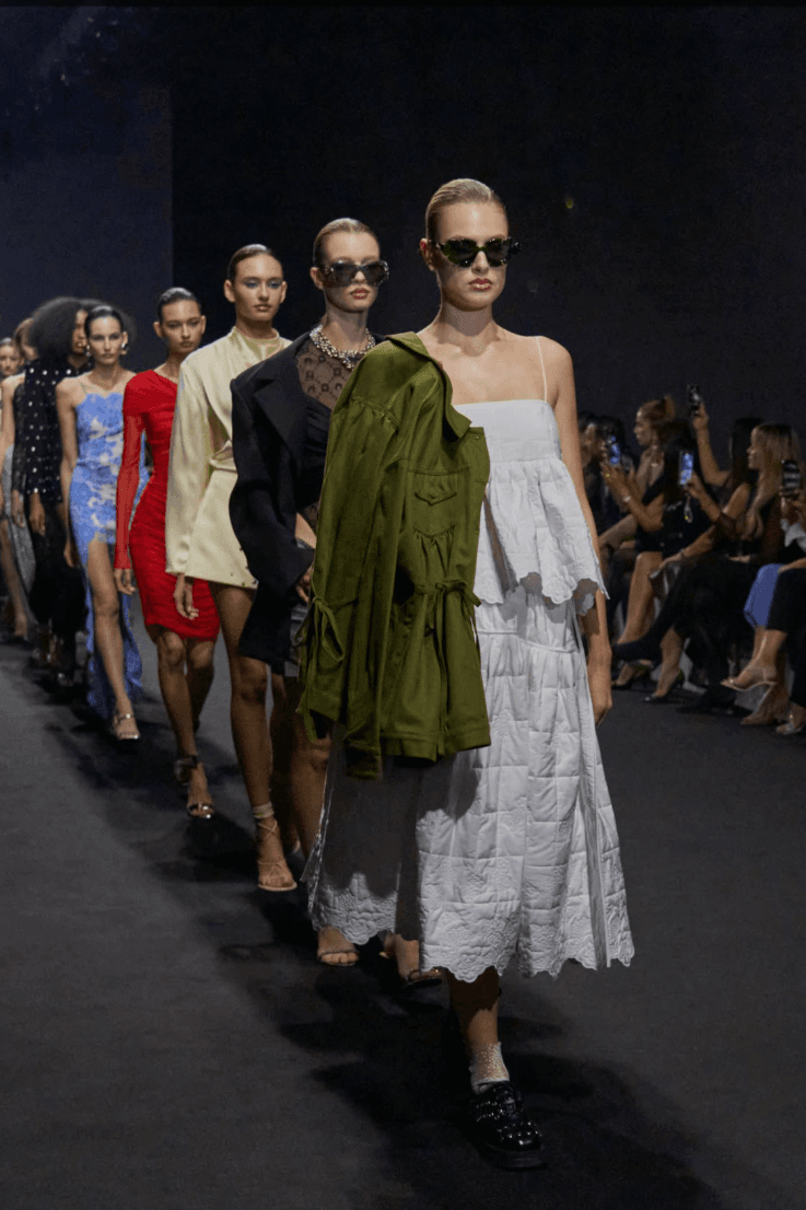 Emirates Fashion Week 2026 у Дубаї поєднує ексклюзивність, високі витрати на вхід та доступ до індустрії, формуючи одну з найдинамічніших модних подій регіону.