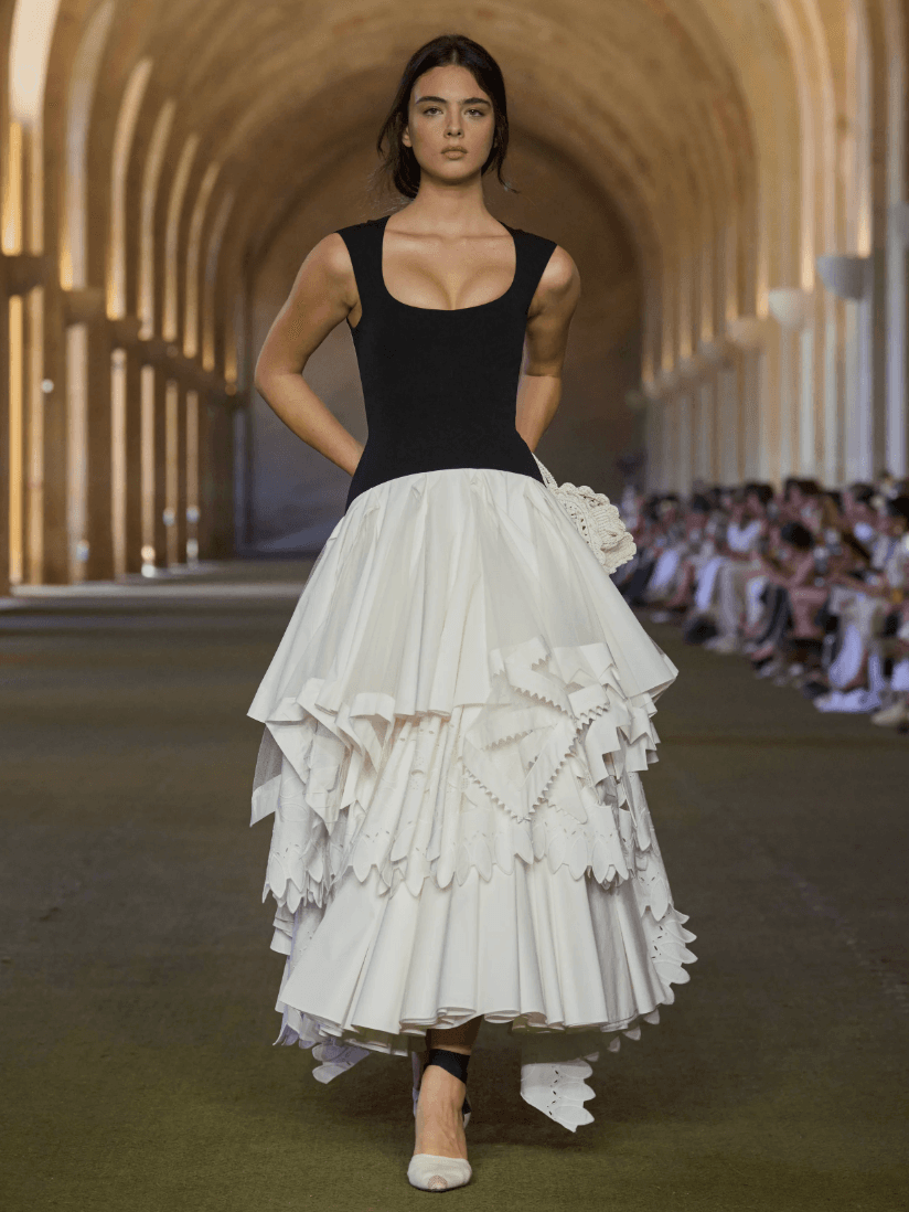 Jacquemus переосмислює маркетинг у моді, перетворюючи кожен запуск колекції на вірусну цифрову подію, що базується на сторітелінгу та соціальних мережах.