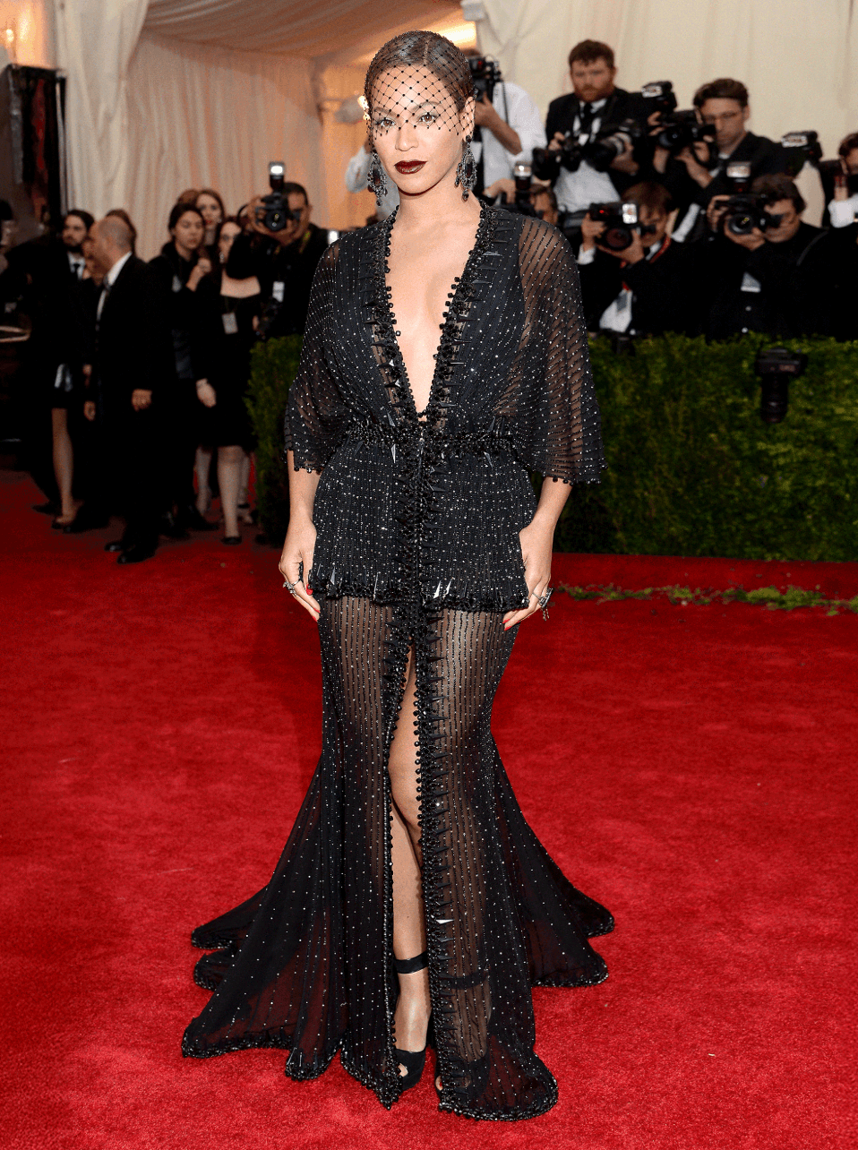 Met Gala 2026 стає не просто модною подією: вона об'єднує знаменитостей, мільярдерів і глобальний вплив, водночас ставлячи питання про те, хто нині контролює моду.