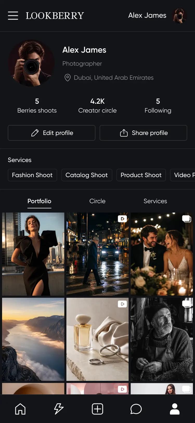 Portfolio del fotografo nel tema scuro dell'app