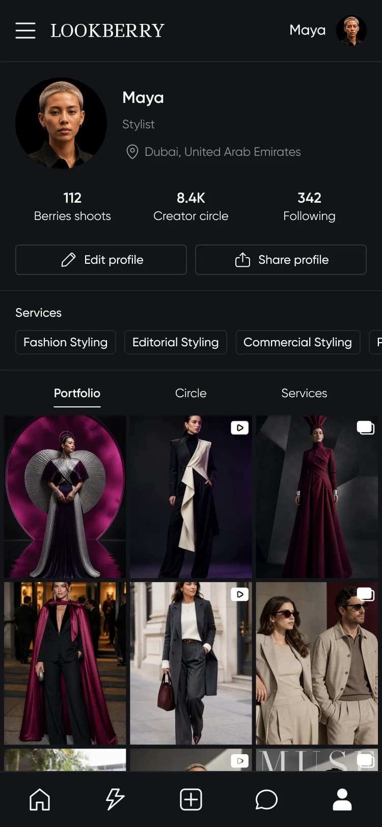 Portfolio dello stylist nel tema scuro dell'app