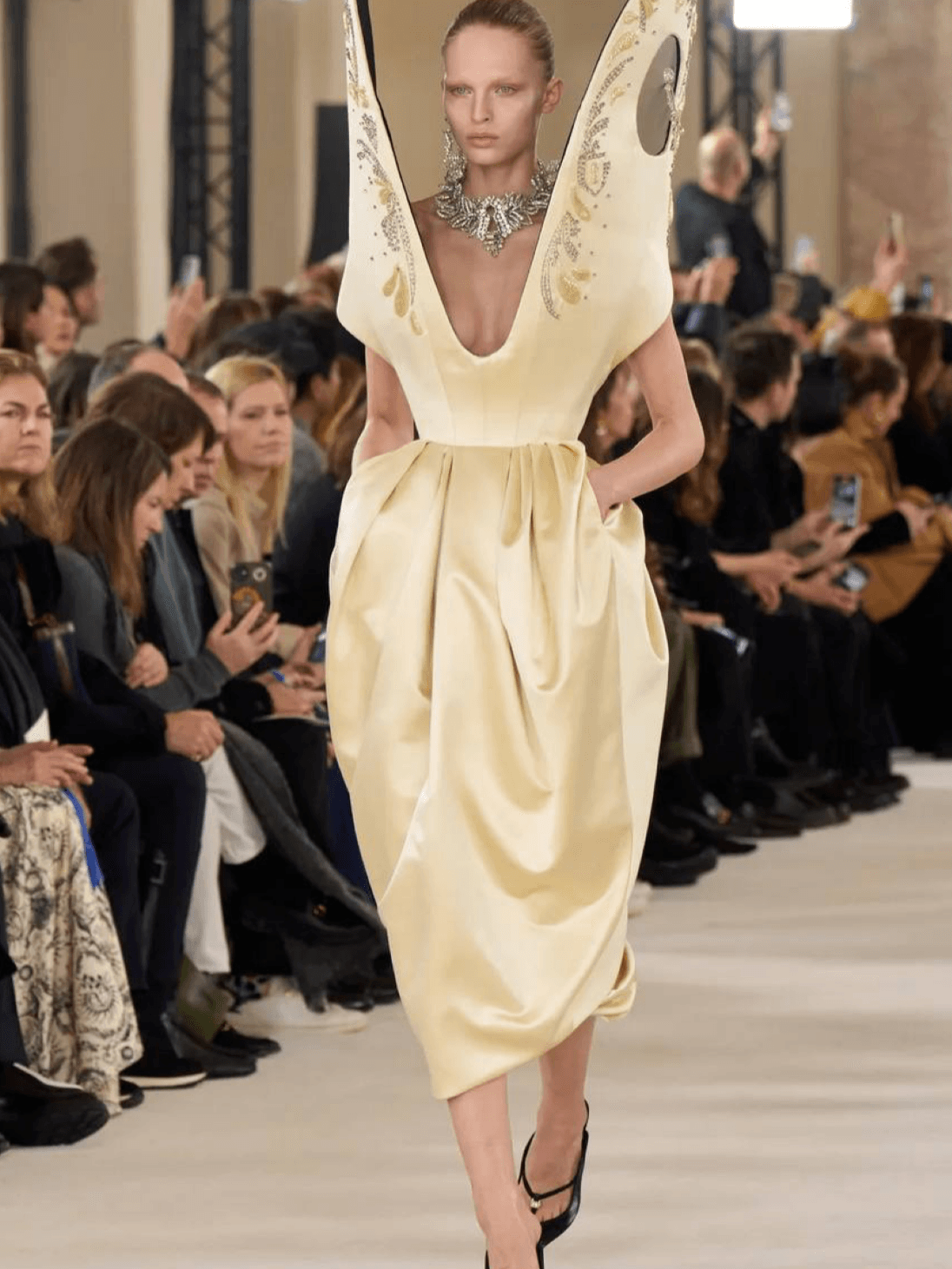 Daniel Roseberry was inspired by perspective as we come to terms with the rise of artificial intelligence and how it will devour our humanity. His inspiration was reflected in his Schiaparelli SS24 Haute Couture collection.