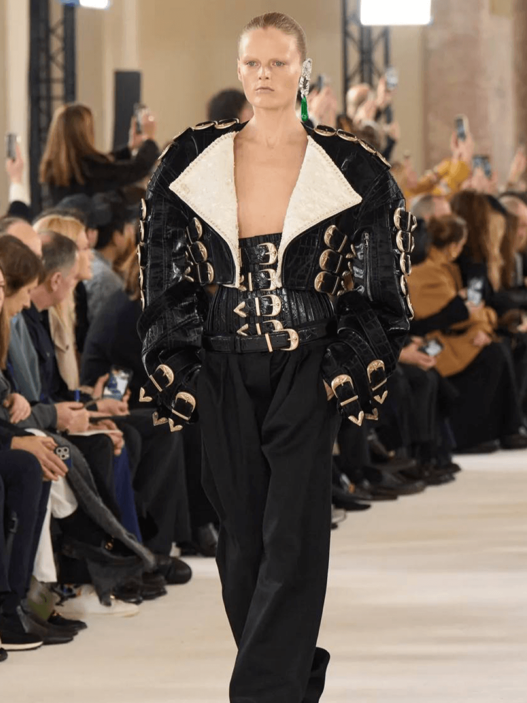 Daniel Roseberry was inspired by perspective as we come to terms with the rise of artificial intelligence and how it will devour our humanity. His inspiration was reflected in his Schiaparelli SS24 Haute Couture collection.