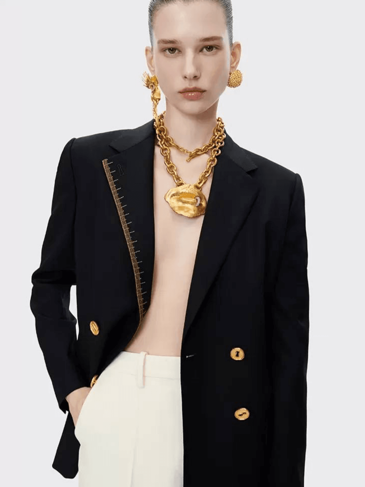The Schiaparelli house presents its new collection "Iconically Yours" — an ode to contemporary fashion that honors its history.
This season, the brand combines classic elegance with modern sensibilities. Among the standout pieces are impeccably tailored blazers and long wool coats adorned with the iconic Measuring Tape embroidery on the lapels — a detail that pays homage to the traditions of luxury tailoring while aligning with contemporary trends.