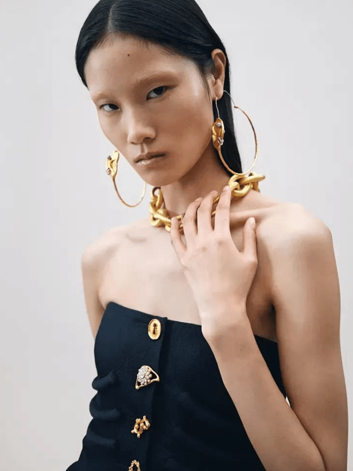 The Schiaparelli house presents its new collection "Iconically Yours" — an ode to contemporary fashion that honors its history.
This season, the brand combines classic elegance with modern sensibilities. Among the standout pieces are impeccably tailored blazers and long wool coats adorned with the iconic Measuring Tape embroidery on the lapels — a detail that pays homage to the traditions of luxury tailoring while aligning with contemporary trends.