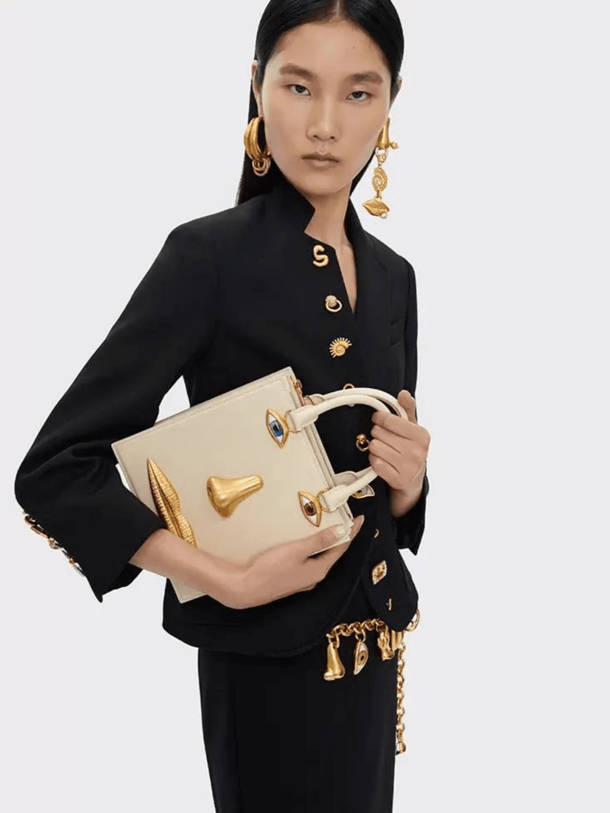 The Schiaparelli house presents its new collection "Iconically Yours" — an ode to contemporary fashion that honors its history.
This season, the brand combines classic elegance with modern sensibilities. Among the standout pieces are impeccably tailored blazers and long wool coats adorned with the iconic Measuring Tape embroidery on the lapels — a detail that pays homage to the traditions of luxury tailoring while aligning with contemporary trends.