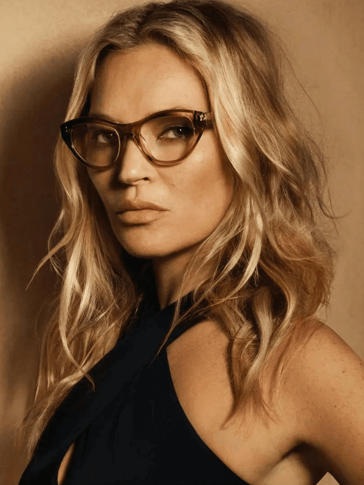 Donna Karan New York has enlisted Kate Moss for its Spring 2025 campaign, marking another step in its commitment to showcasing the strength and diversity of women. Since its relaunch last spring, the brand has focused on celebrating women of all ages with the empowering message “In Women We Trust,” and this new campaign continues that mission.
Highlighted pieces in the collection feature a sleek black halterneck blazer, an elegantly draped ecru dress that offers a fresh take on the feminine sil