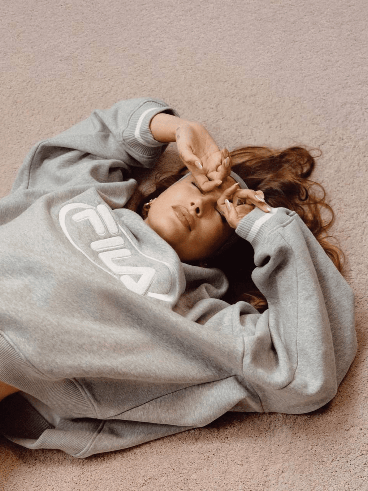 Hailey Bieber has reunited with FILA for the third time to launch a new Spring-Summer 2025 collection featuring 13 pieces, drawing inspiration from her personal style.
The collection emphasizes versatility, comfort, and functionality. “If I wouldn’t wear it, I wouldn’t put it out there,” Hailey shares about the line.
Reinterpreting FILA's classics through a contemporary lens, the collection showcases signature silhouettes such as cropped tees, baggy pants, sporty tops, as well as skirts, knitw