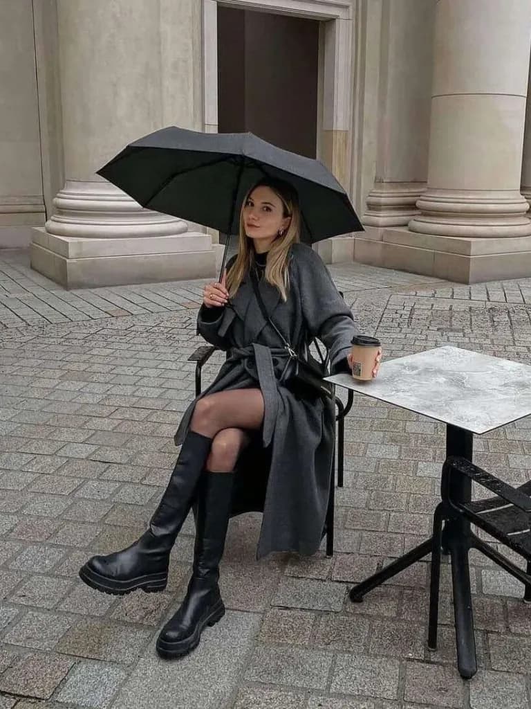 10 najlepszych pomysłów na stylowy strój na deszczowy dzień z trenczami, dzianinowymi zestawami, wodoodpornymi butami i nie tylko, które zapewnią Ci suchość i modę w każdą ulewę