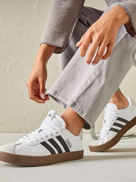 Odkryj 10 najważniejszych trendów sneakersowych tego lata — od platform po pastelowe kolory oraz wskazówki stylizacyjne, jak odświeżyć kolekcję.
