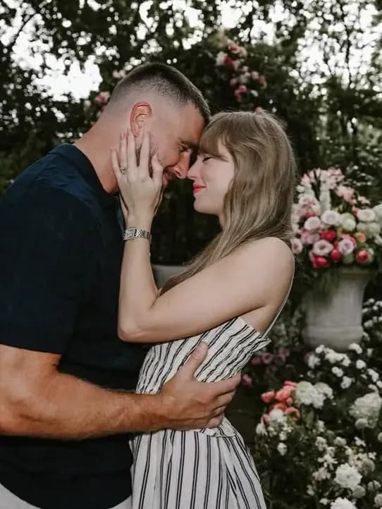 Taylor Swift and Travis Kelce announced their engagement. Discover all the details about her dazzling diamond ring and timeless bridal style.